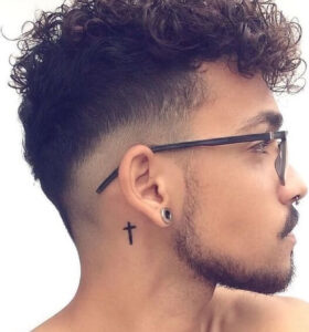 tatuaggio croce piccola dietro orecchio