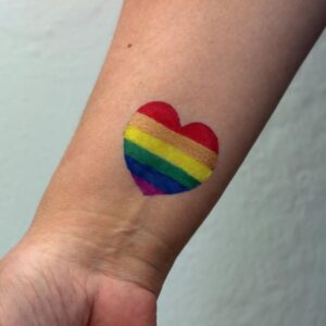 tatuaggio cuore arcobaleno