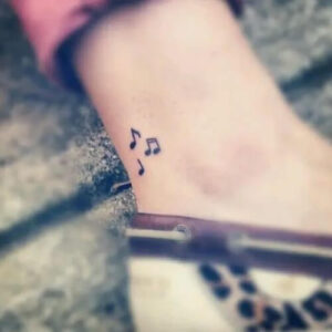 tatuaggio piccole note musicali