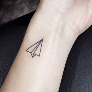 tatuaggio piccolo aereoplanino di carta