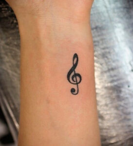 tatuaggio piccolo chiave di violino