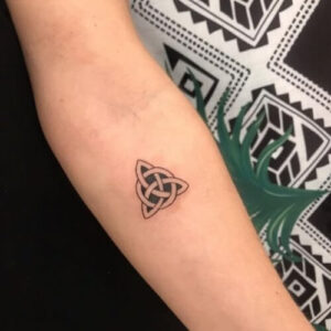 tatuaggio piccolo con simbolo triquetra