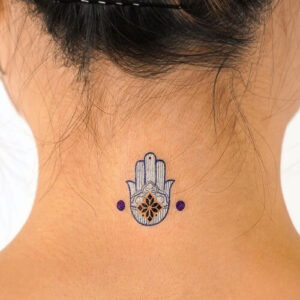 tatuaggio piccolo hamsa dietro il collo