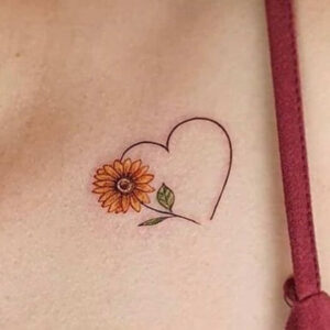 tatuaggio piccolo margherita con cuore