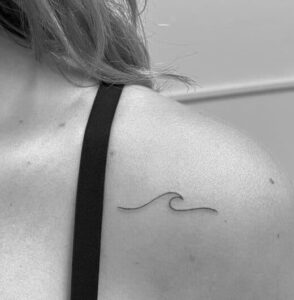 tatuaggio piccolo minimalista onda