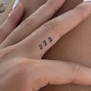 tatuaggio piccolo numerologia 222