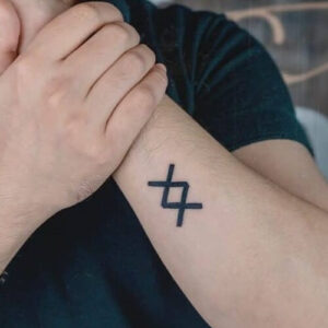 tatuaggio piccolo significativo runa inguz