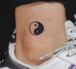 tatuaggio piccolo significativo simbolo yin yang