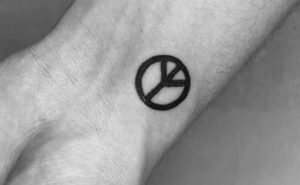 tatuaggio piccolo simbolo pace