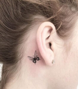 micro tatuaggio di farfalla dietro l'orecchio
