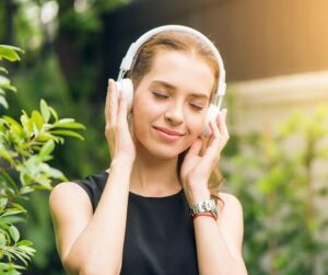 terapia del suono ragazza rilassata che ascolta musica