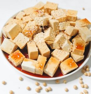 tofu con salsa di soia e semi di sesamo