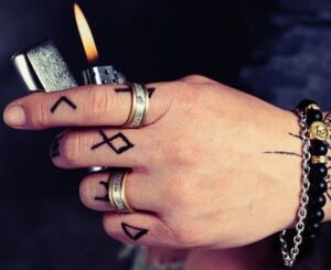 tatuaggi uomo piccoli dita mano