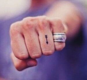 tatuaggi uomo piccoli freccia sul dito della mano