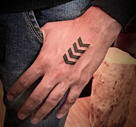 tatuaggi uomo piccoli freccia sul dorso della mano