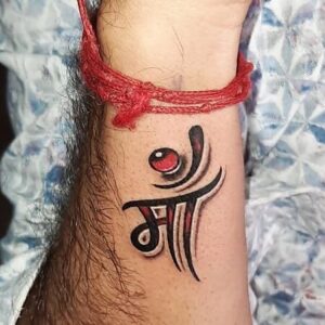 tatuaggi uomo piccoli freccia sul dorso posteriore della mano 