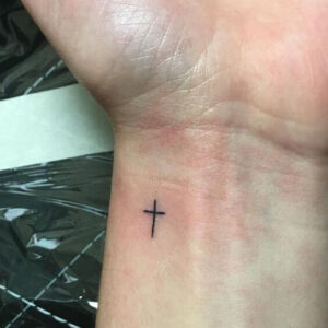tatuaggi uomo piccoli polso croce
