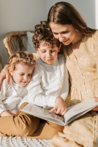 madre che si diverte leggendo con i figli
