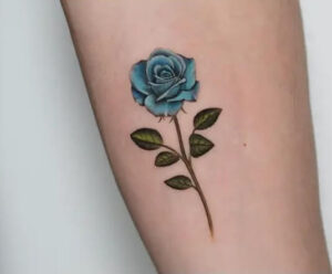 tatuaggio rosa blu