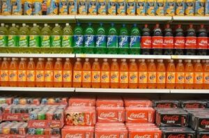 soft drinks bibite gassate esposte al supermercato