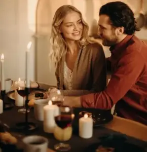 coppia cena romantica al lume di candela